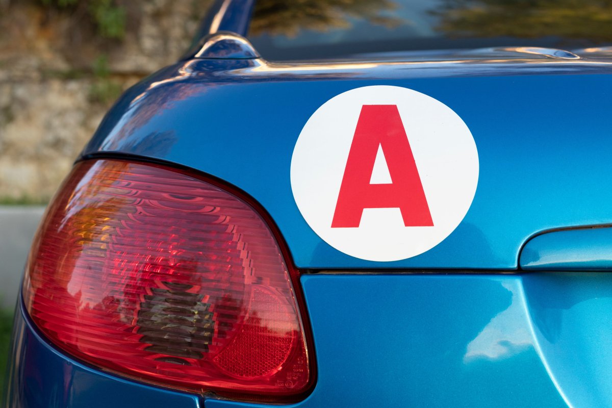 voiture avec un macaron jeune conducteur A